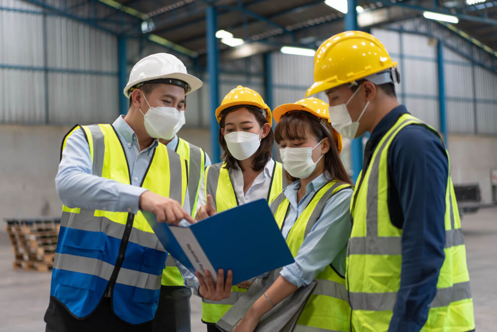 ingenieros-masculinos-femeninos-asia-usan-mascara-casco-seguridad-discutiendo-equipo-fabrica-almacen (1)